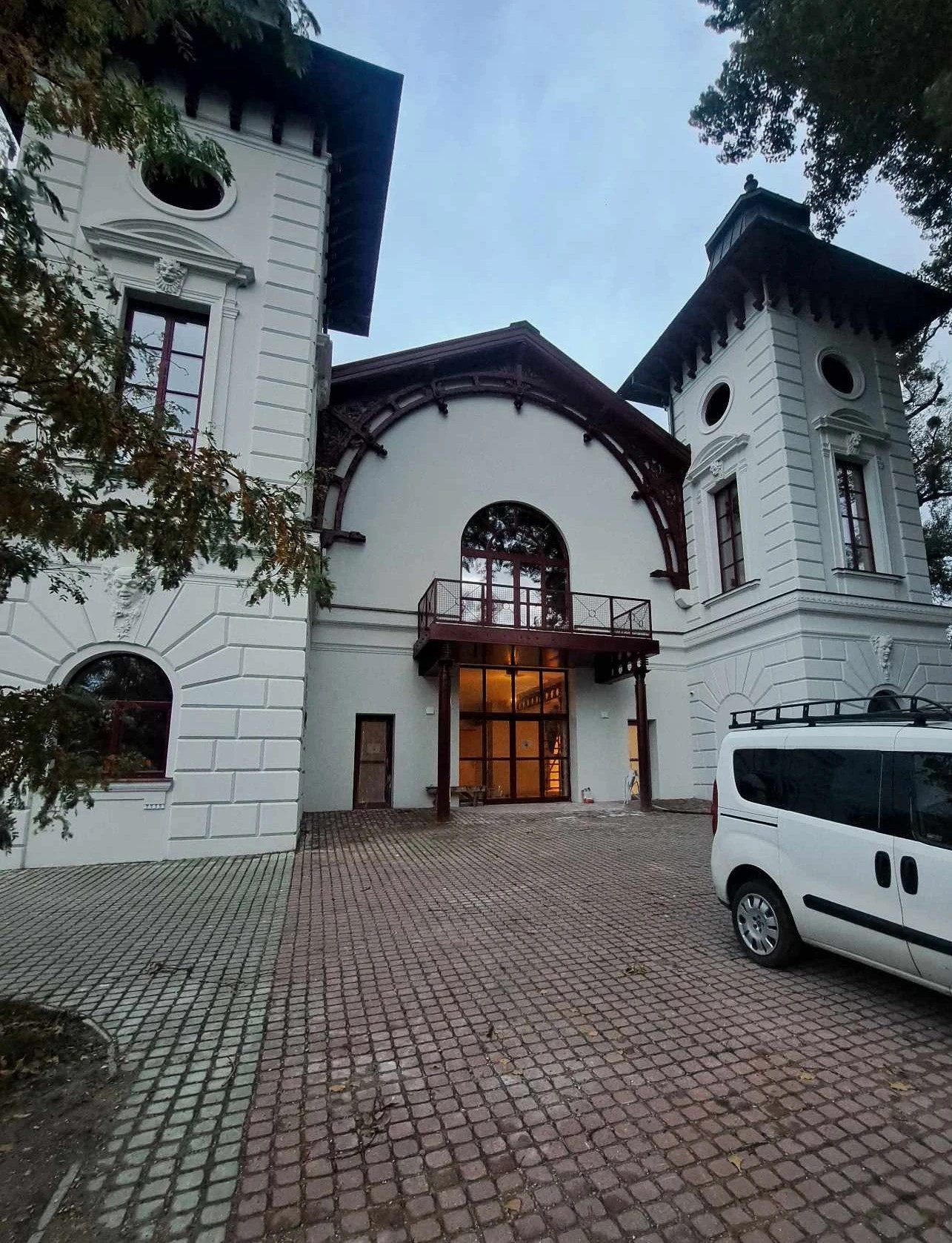 DIVADLO ARÉNA BA SK