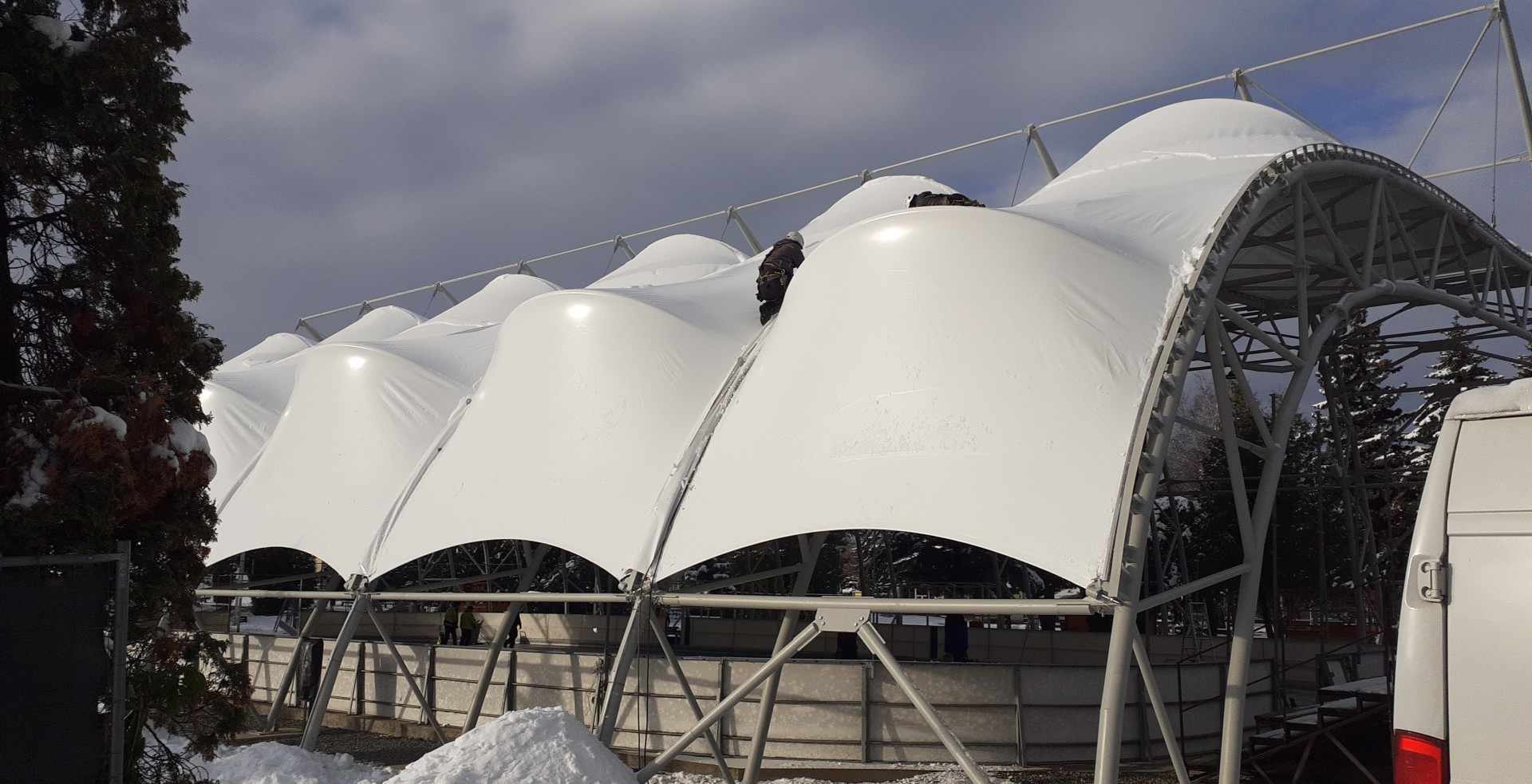 ZASTREŠENIE ĽADOVEJ PLOCHY KE ROZMRAZOVANIE STRECHY-DEVI SK