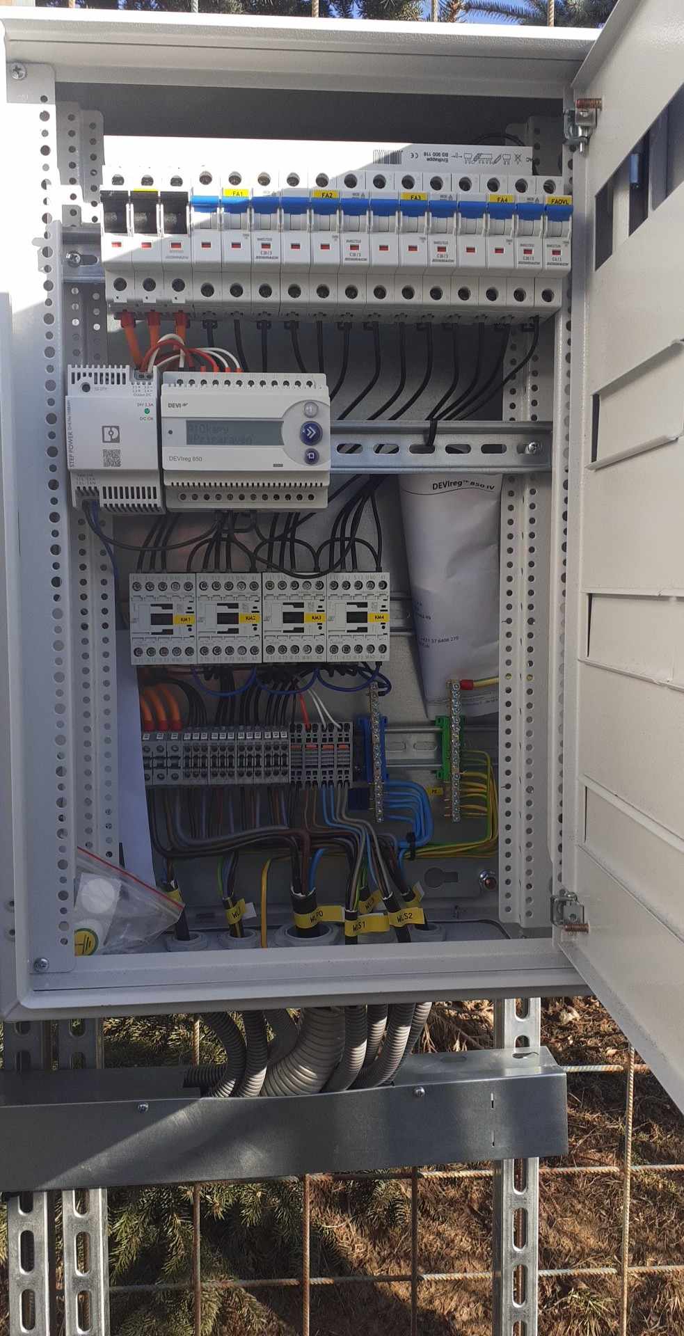 ZASTREŠENIE ĽADOVEJ PLOCHY KE ROZMRAZOVANIE STRECHY-DEVI SK